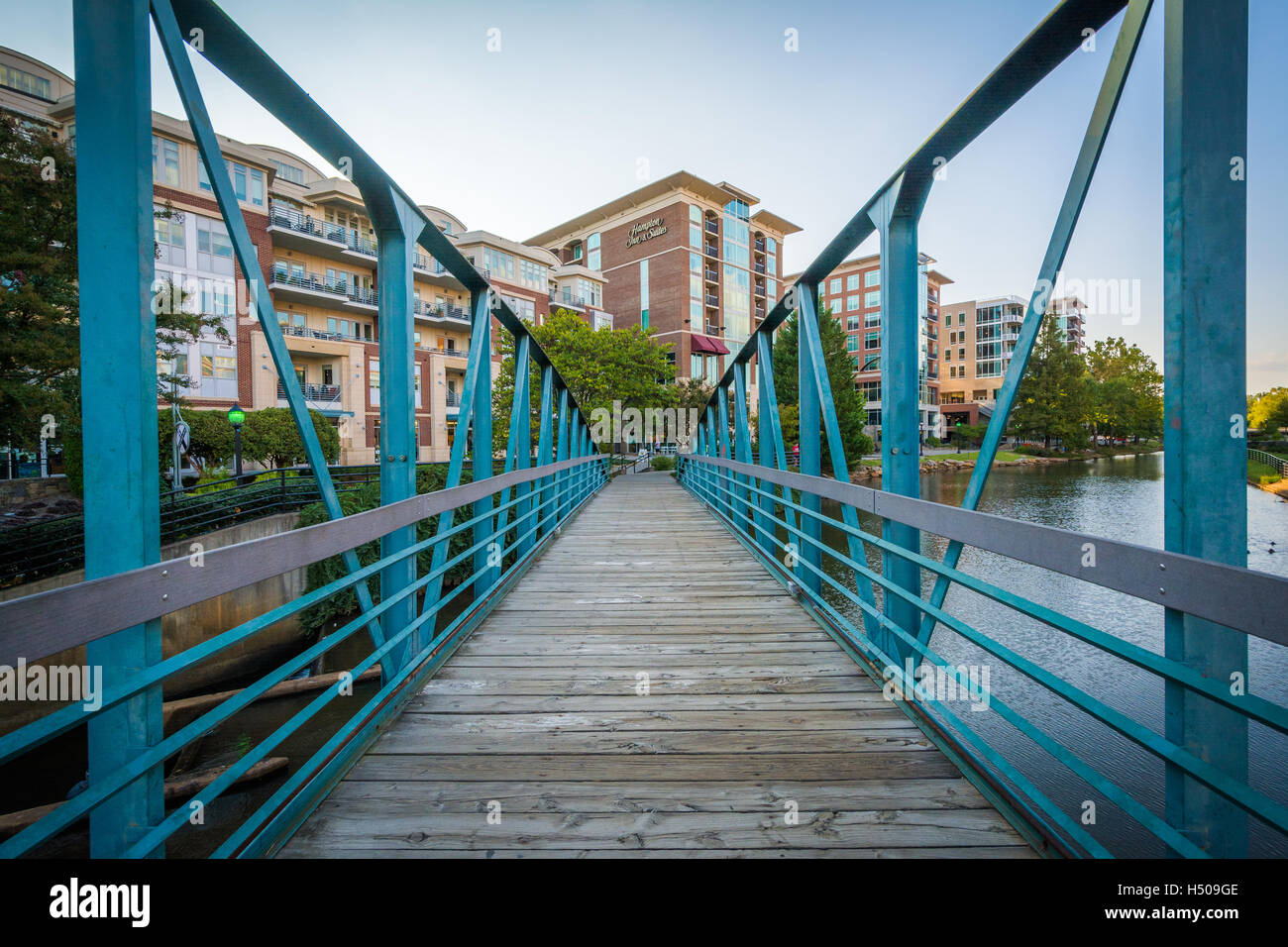 Brücke über die Reedy River in der Innenstadt von Greenville, South Carolina. Stockfoto