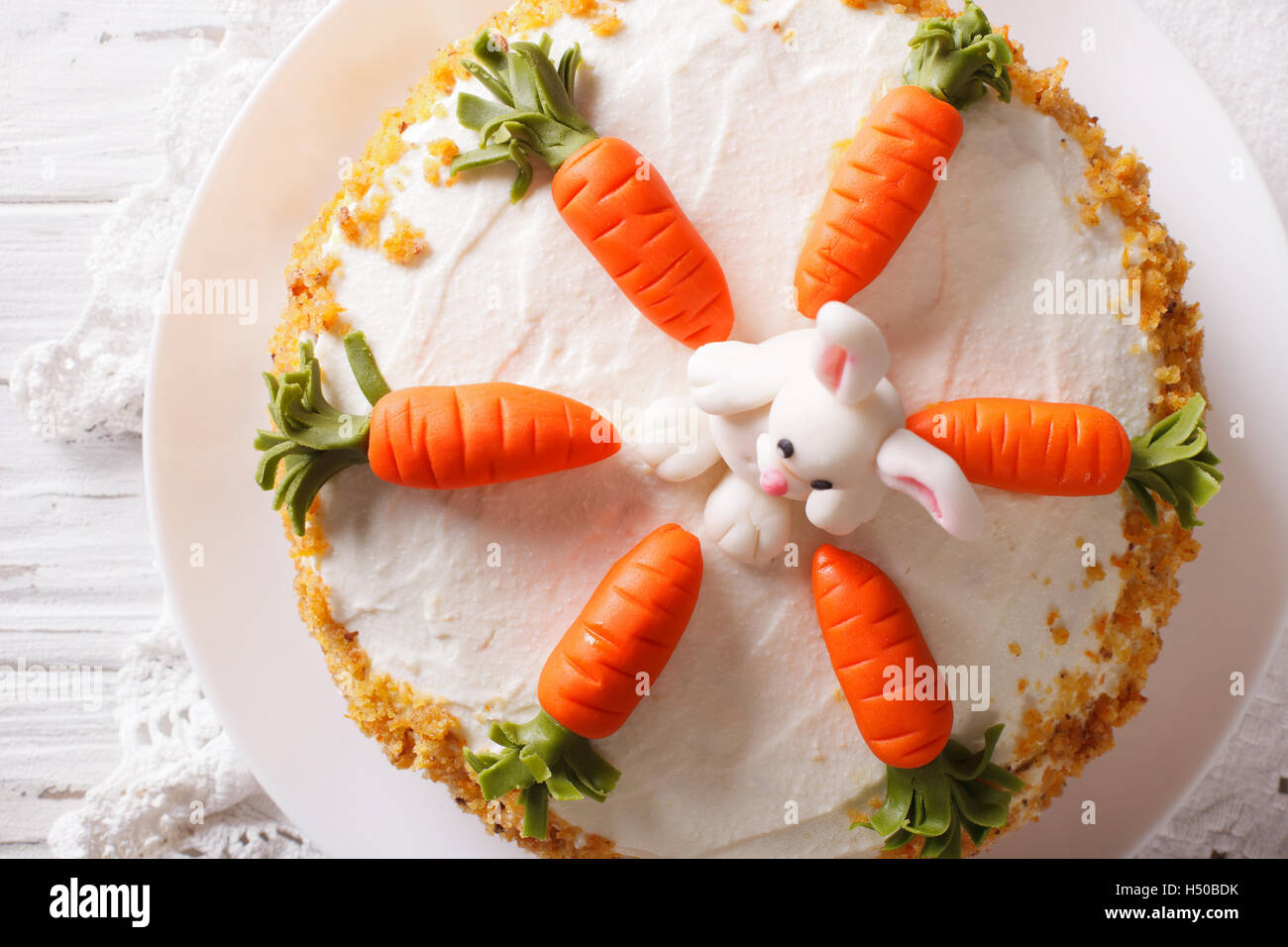 köstliche Karottenkuchen mit Bonbon Bunny Nahaufnahme auf dem Tisch. horizontale Ansicht von oben Stockfoto
