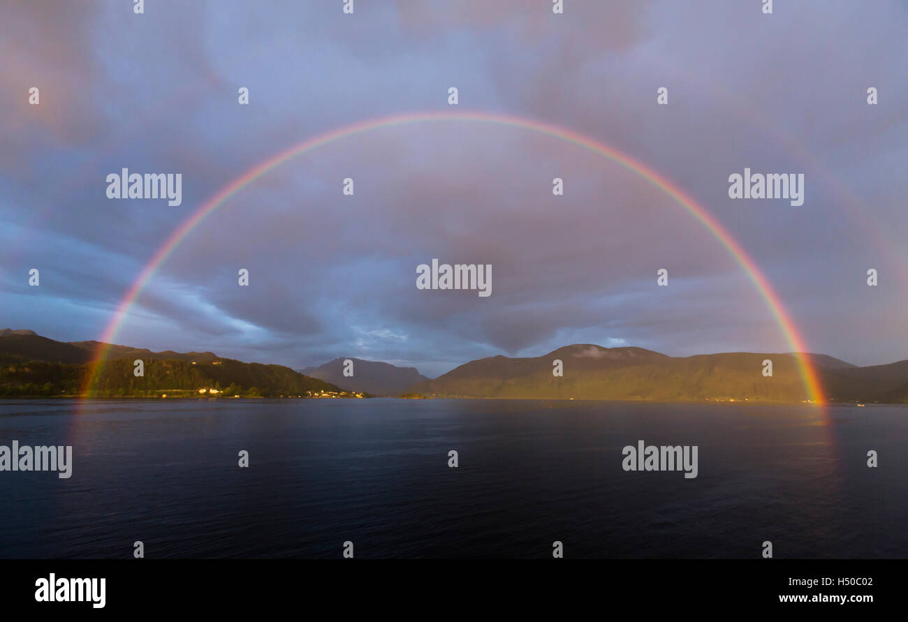 Einen schönen doppelten Regenbogen über dem fjord Stockfoto