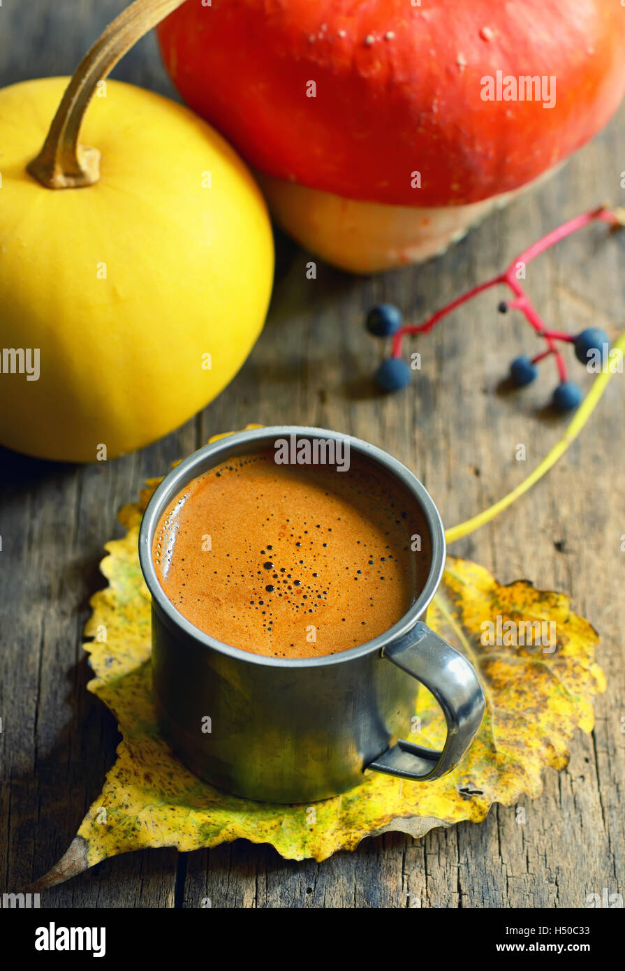 Tasse Kaffee auf Herbst Blatt auf dem hölzernen Hintergrund Stockfoto