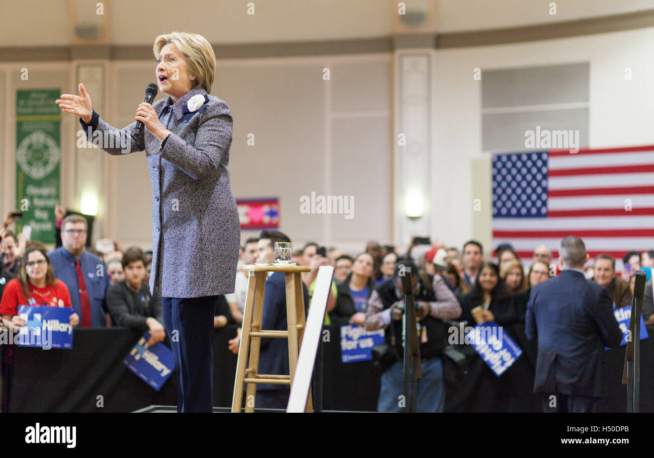 Hillary Clinton hält eine Rede, einer Schar von Anhängern auf Hillary Clintons Get Out the Vote Event in Chicago Geselle Klempner Hall am 14. März 2016 in Chicago, Illinois. Stockfoto