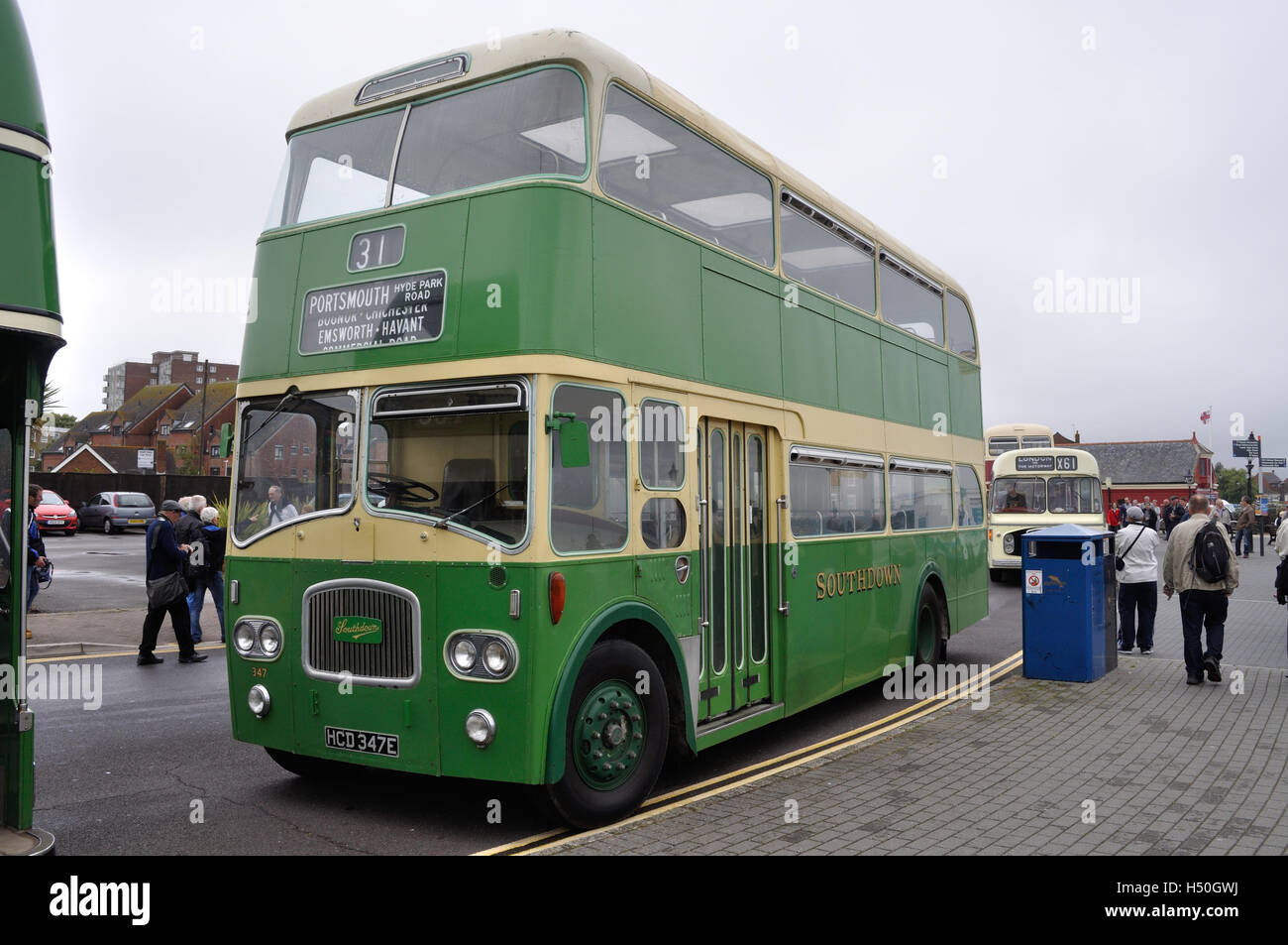 Hants & Dorset (jetzt mehr Bus) feiert ihren 100. Geburtstag am Poole Quay mit einem Display von Oldtimer Busse und Reisebusse Stockfoto