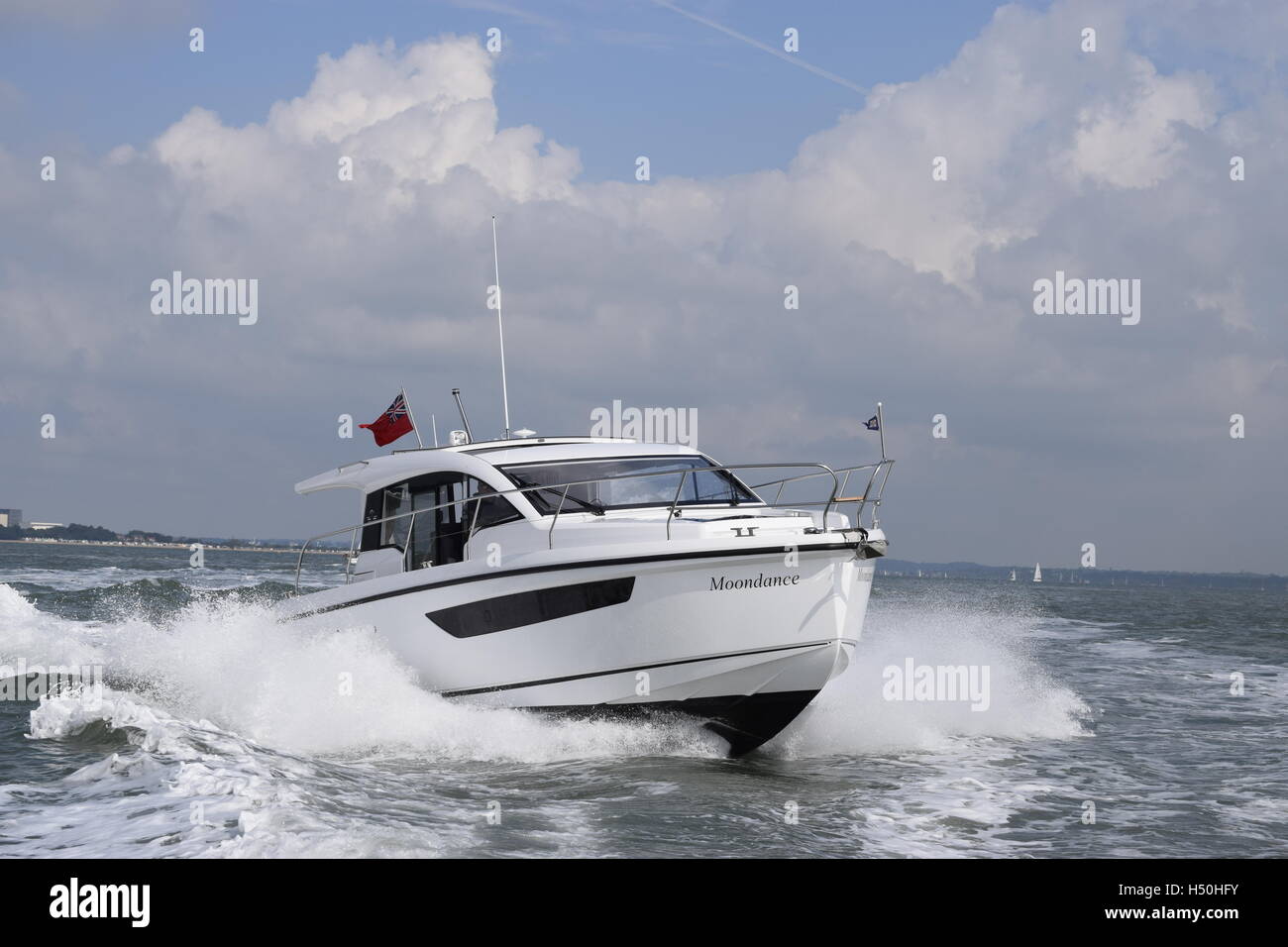 Motorboot an Geschwindigkeit im Solent, Großbritannien Stockfoto