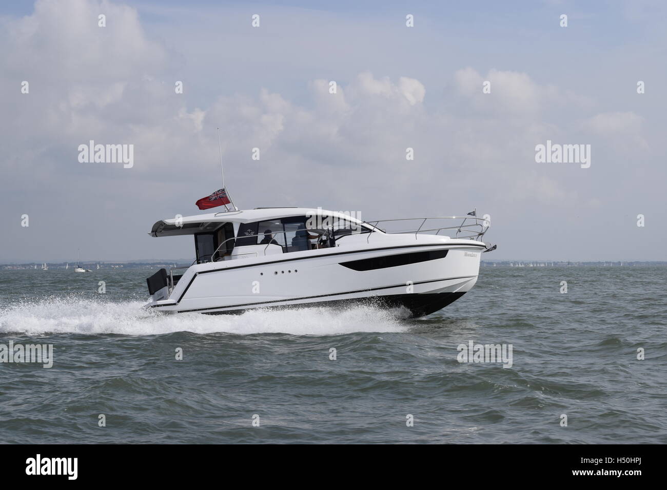 Motorboot an Geschwindigkeit im Solent, Großbritannien Stockfoto