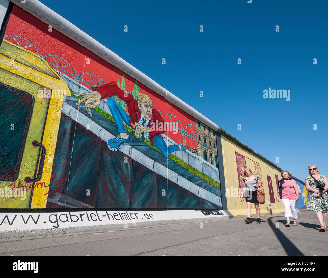 Wandbild gemalt auf der Wand in der East Side Gallery am ehemaligen Berliner Mauer in Friedrichshain / Kreuzberg in Berlin Deutschland Stockfoto