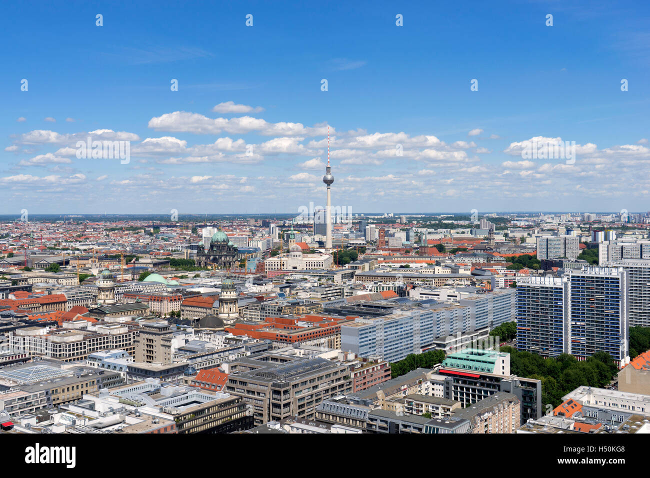 Skyline von Berlin mit Fernsehturm in Ferne in Deutschland Stockfoto