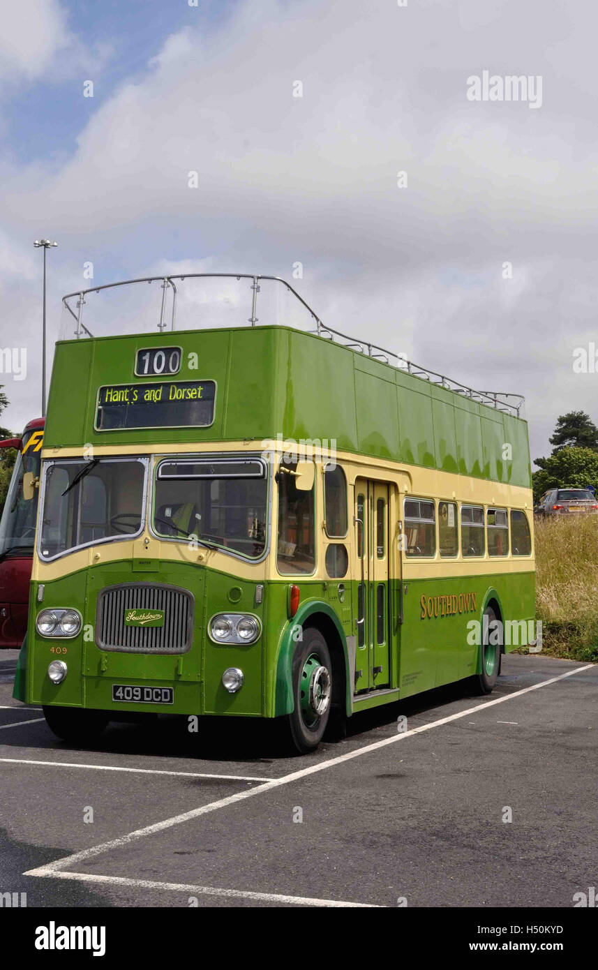 Hants & Dorset (jetzt mehr Bus) feiert ihren 100. Geburtstag am Poole Quay mit einem Display von Oldtimer Busse und Reisebusse Stockfoto