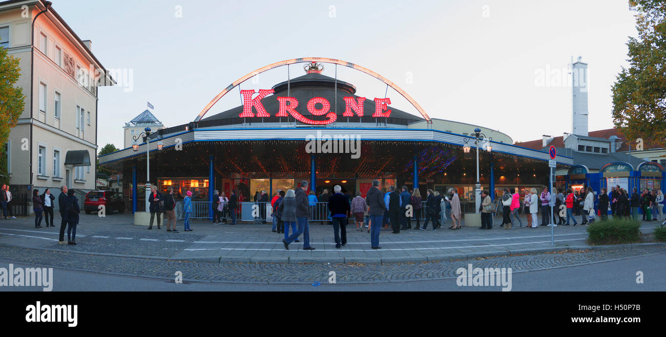 Münchner Publikum Warteschlange sich bei Circus Krone Deutschland Europa Stockfoto