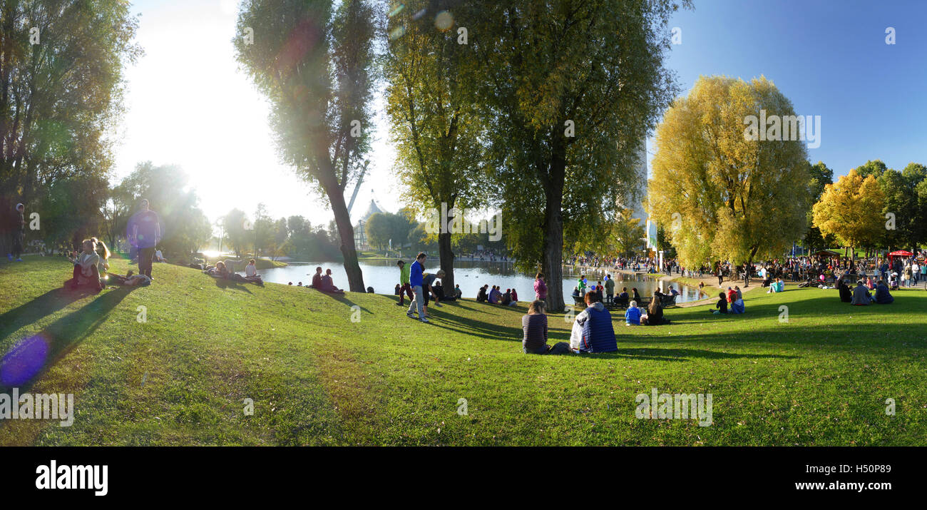 München Olympia Park Fernsehturm Menschen genießen in sonniger Tag Deutschland Europa Stockfoto