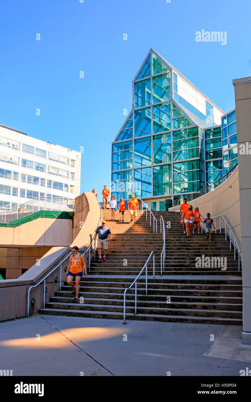 Universität von Tennessee Volunteer Team Fußballfans in ihre orange Kleidung außerhalb der Convention Center in Knoxville Stockfoto