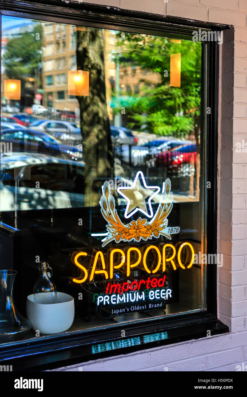 Fenster-Zeichen Werbung Sapporo Bier aus Japan importiert Stockfoto