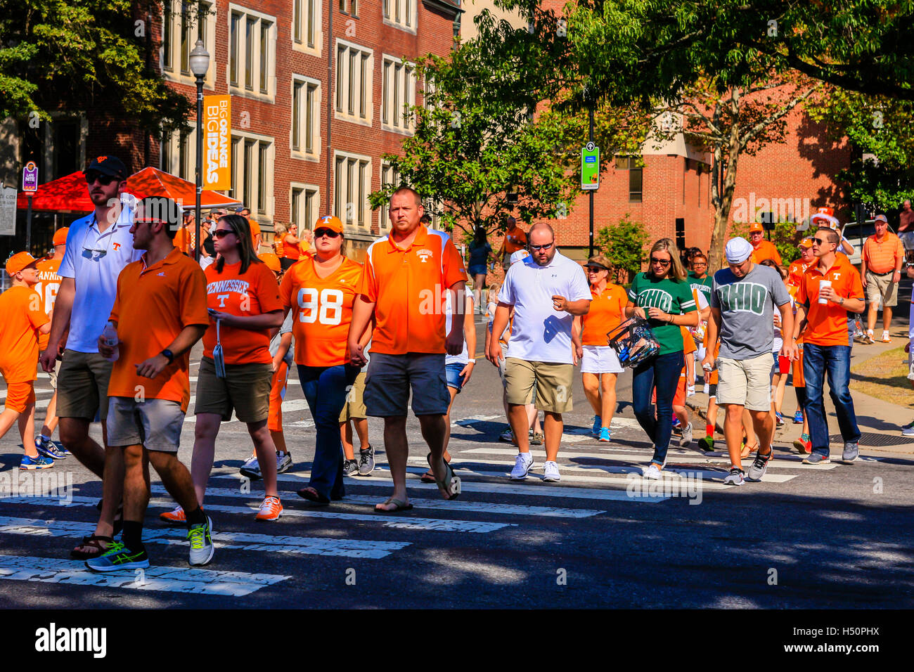 Universität Tennessee Volunteers Unterstützer in orange Bekleidung in Knoxville TN Stockfoto