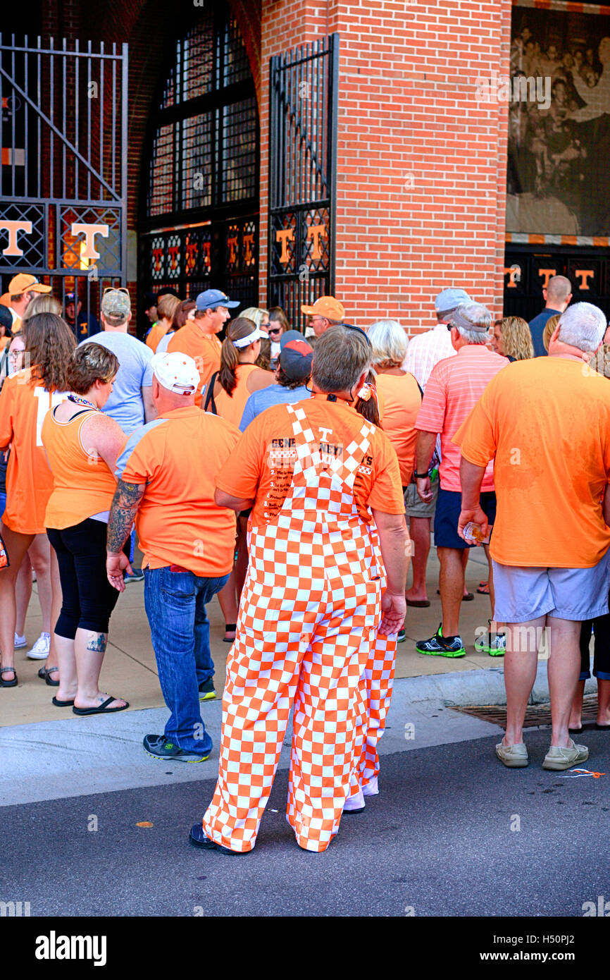 Universität Tennessee Volunteers Unterstützer in orange Kleidung außerhalb des Stadions Neyland in Knoxville TN Stockfoto