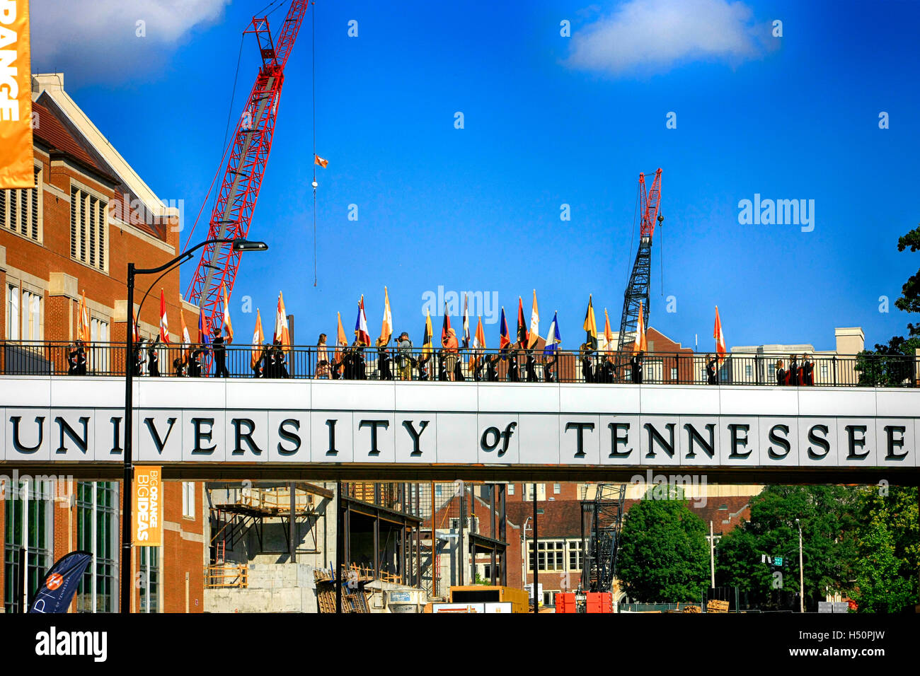 Universität Tennessee Volunteers Flagge schwankt auf der Brücke über dem Neyland Stadion in Knoxville TN Stockfoto