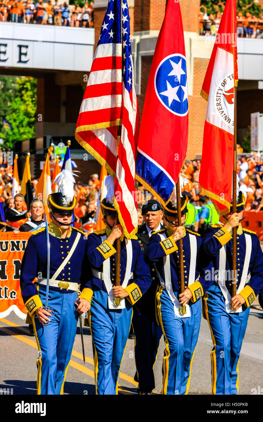 Ehrengarde der University of Tennessee mit den USA, Staat und UT Fahnen Neyland Stadium, Knoxville, TN Stockfoto
