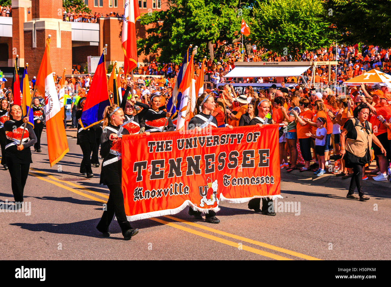 Cheerleader von der University of Tennessee tragen das Banner in Neyland Stadium in KNoxville, TN Stockfoto
