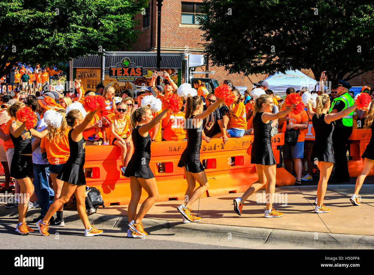 Cheerleader der Universität von Tennessee Volunteers-Fußball-Nationalmannschaft im Neyland Stadium, Knoxville Stockfoto