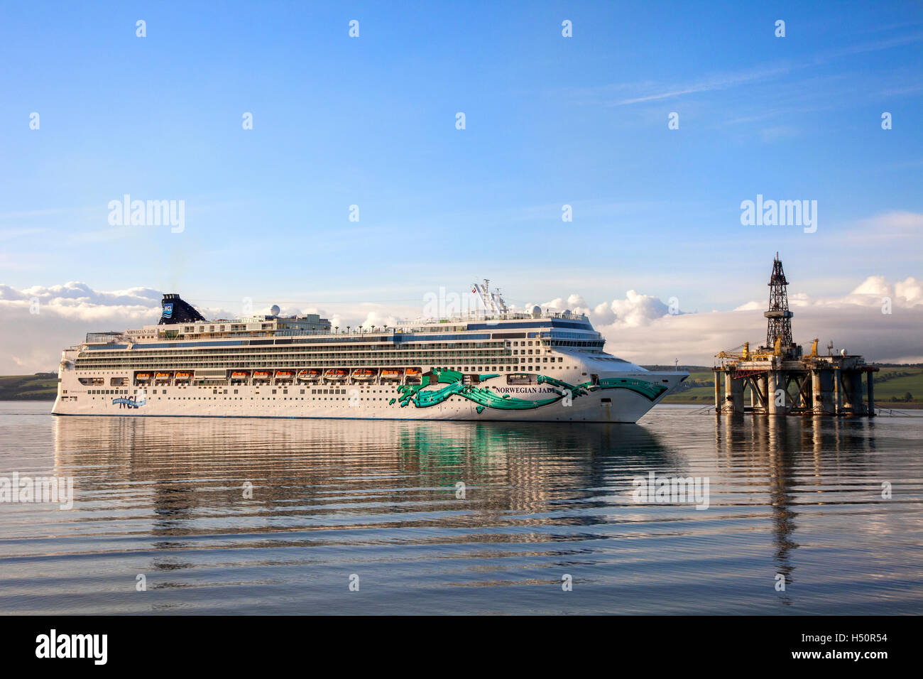 Norwegian Jade Kreuzfahrt und GSF ARCTIC II, Bohrinsel im Cromarty Firth, in den Hafen von Invergordon, Schottland Stockfoto