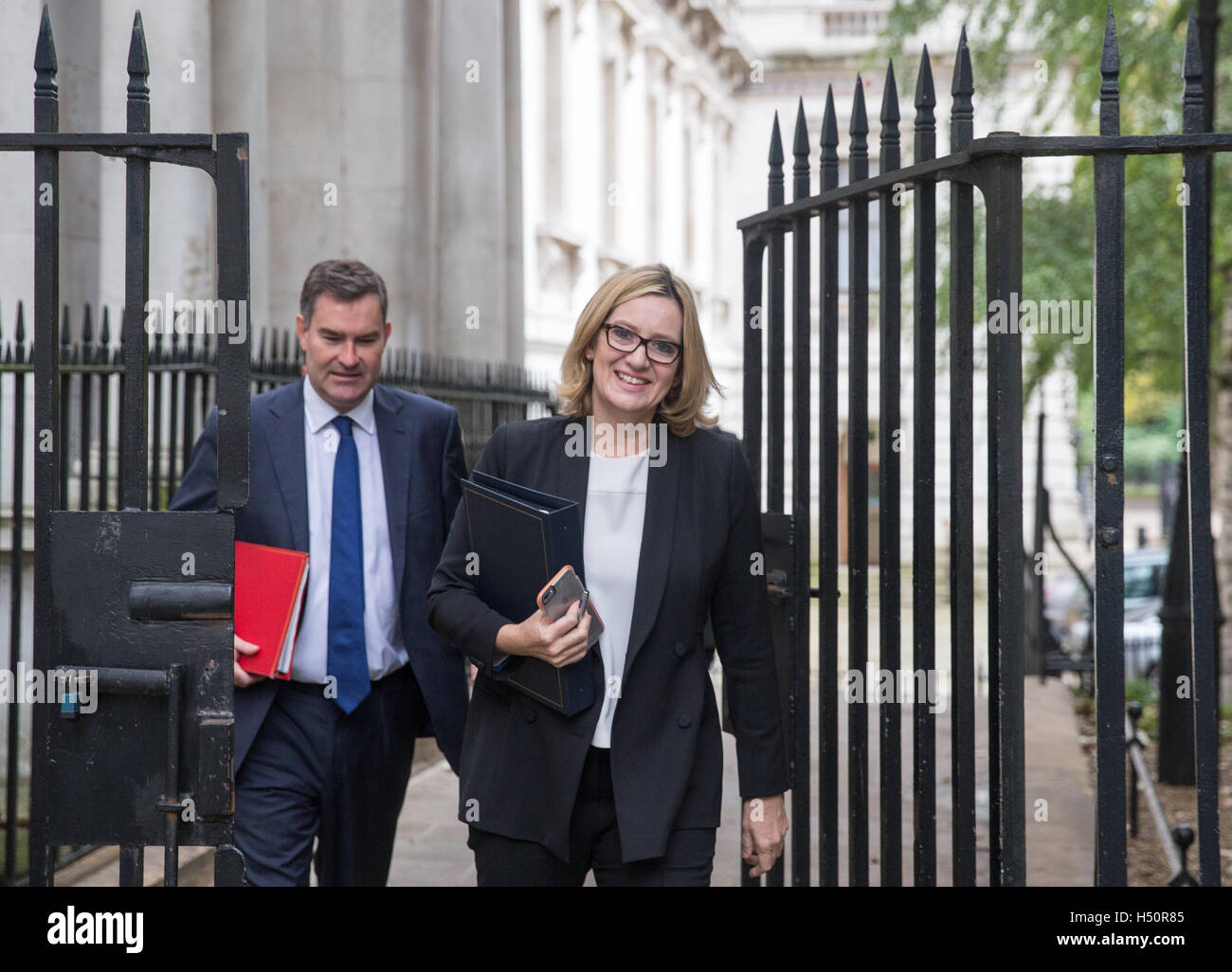 Innenminister, Amber Rudd, kommt für eine Kabinettssitzung, gefolgt von David Gauke, Chef-Sekretärin zum Fiskus Stockfoto
