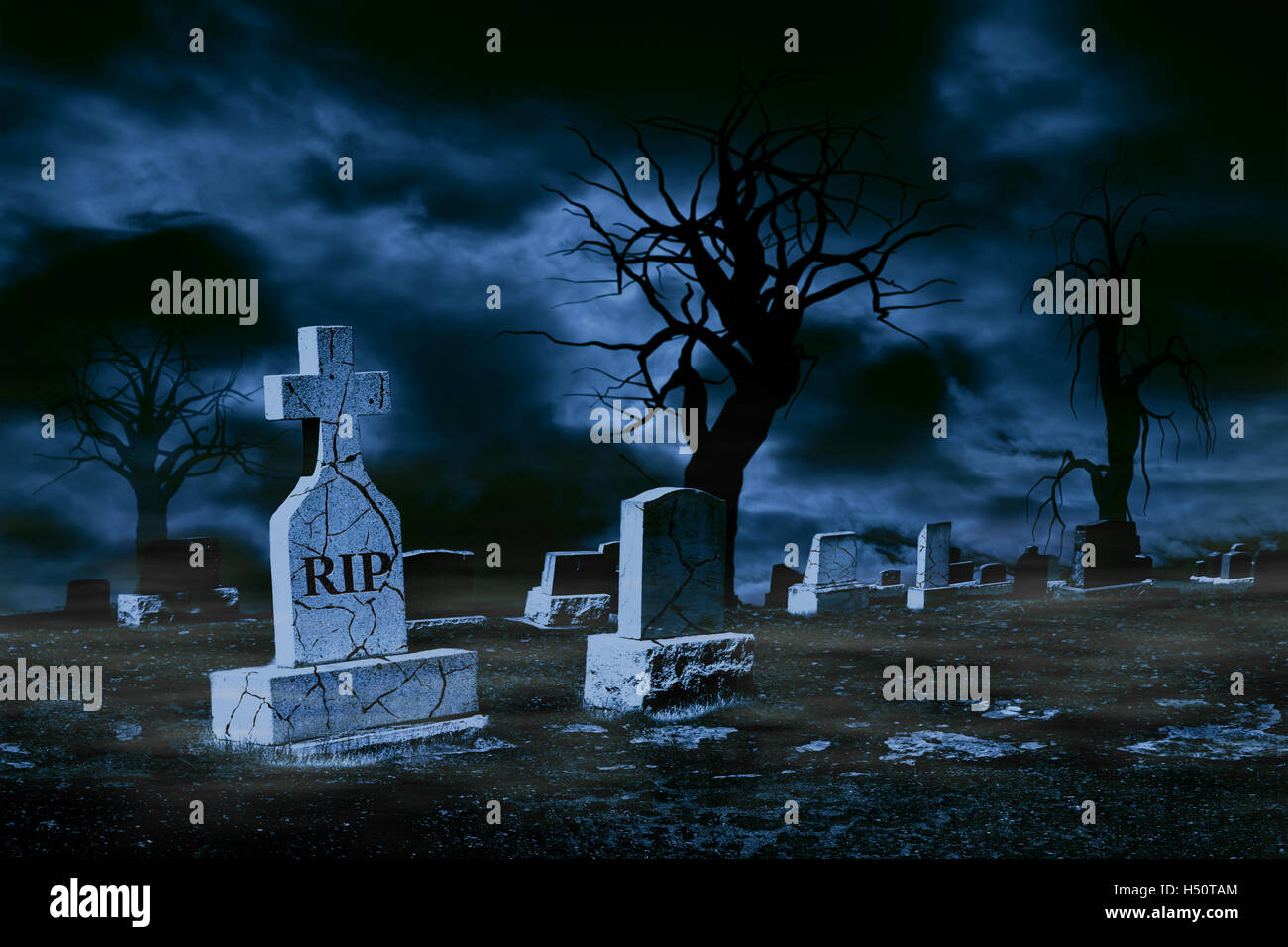 Friedhof in mondhellen Nacht mit gerissenen Grabsteine, Wolken, Nebel und gespenstische Bäume. Kopieren Sie Raum. Stockfoto