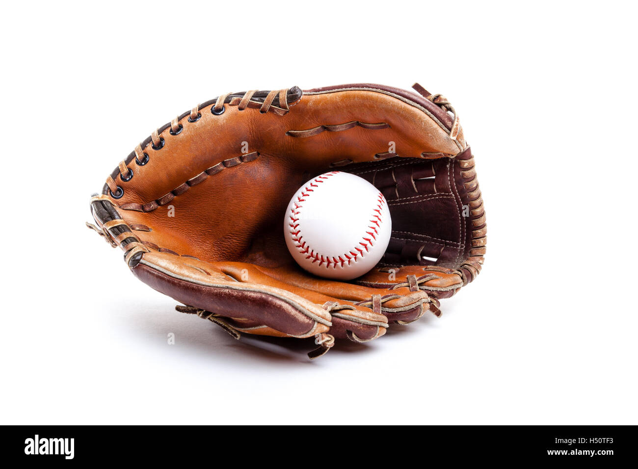 Erfahrene Leder Baseballhandschuh mit Ball, isoliert auf weißem Hintergrund. Auch einsetzbar für Softball oder T-Ball. Stockfoto