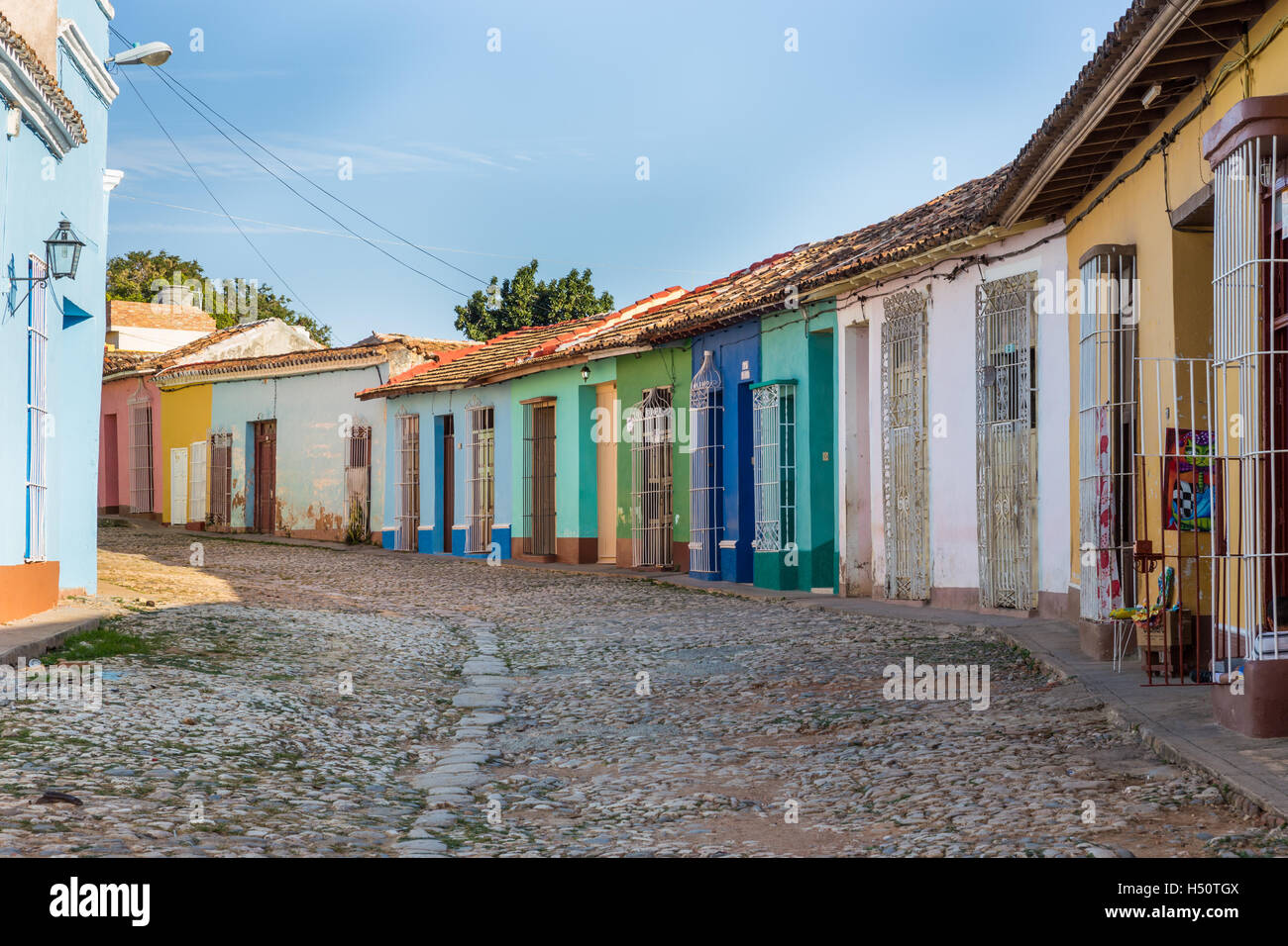 Kopfsteinpflaster und bemalten Häuser sind typisch für eine Trinidad-Straße Stockfoto