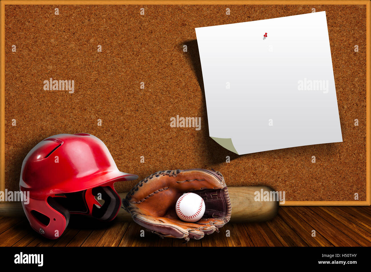 Baseball-Ausrüstung bestehend aus Handschuh, Helm, Schläger und Baseball mit Hintergrund-Pinnwand mit Textfreiraum. Stockfoto