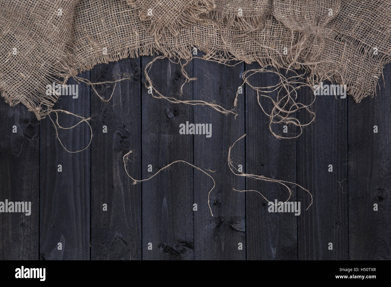Jute auf dunklen Holztisch Hintergrund Stockfoto
