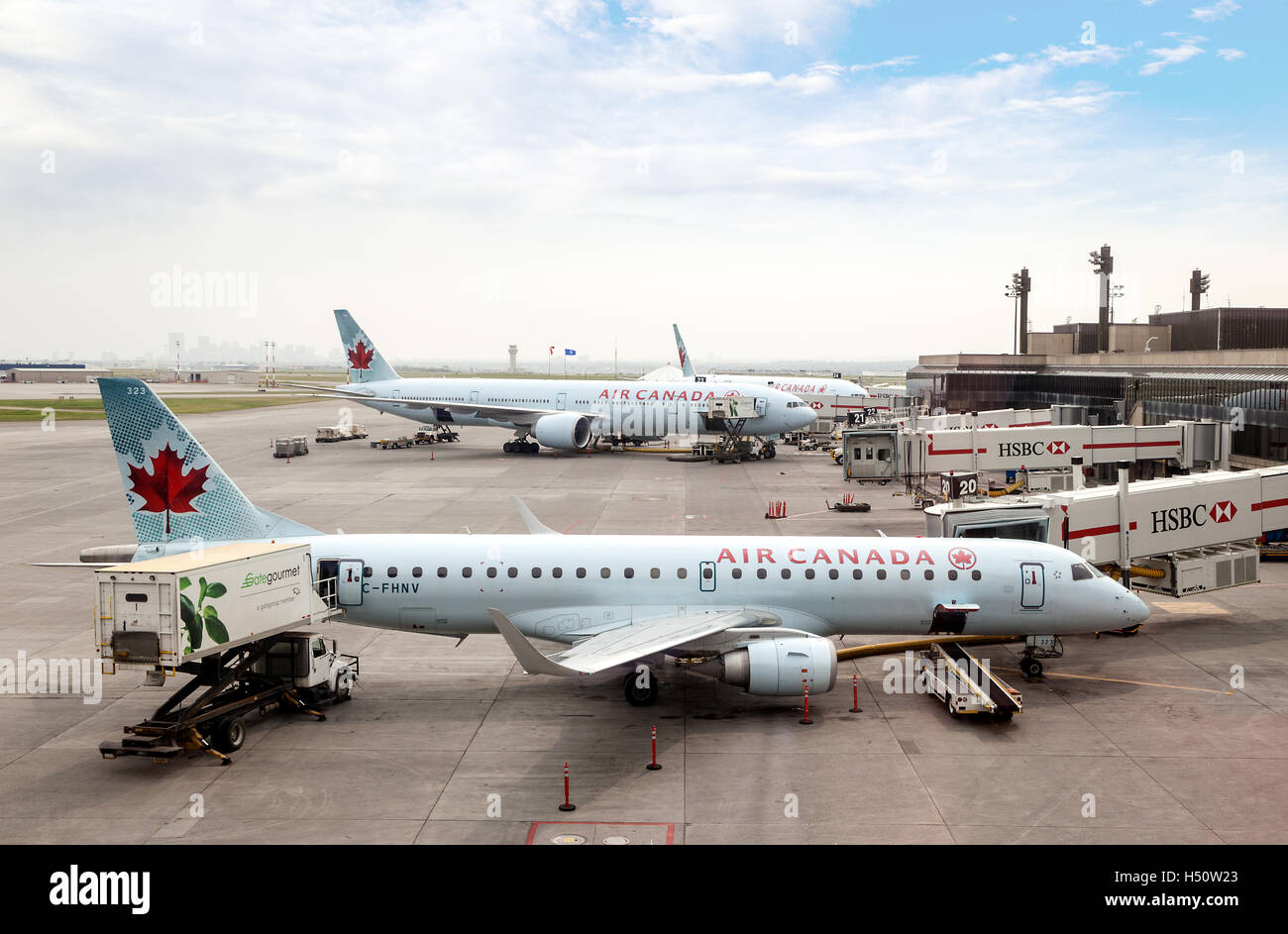 CALGARY, Kanada - 18 Juli: Air Canada kommerziellen Flugzeugen auf dem Rollfeld des Calgary International Airport 18. Juli 2014. Stockfoto