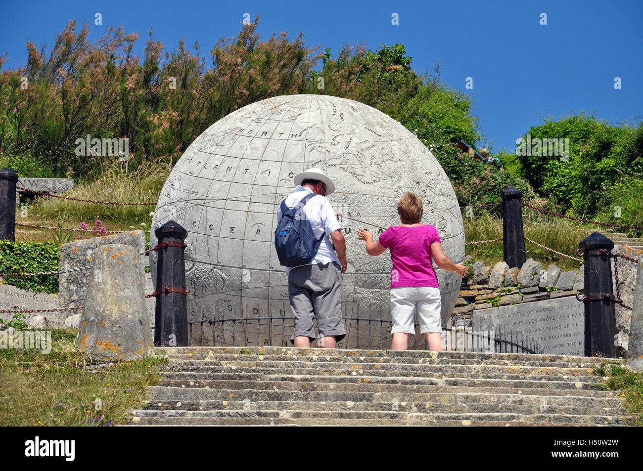 Paar Anzeigen von riesigen Stein Globus in Durston County Park, Isle of Purbeck, Swanage, Dorset, England. Stockfoto