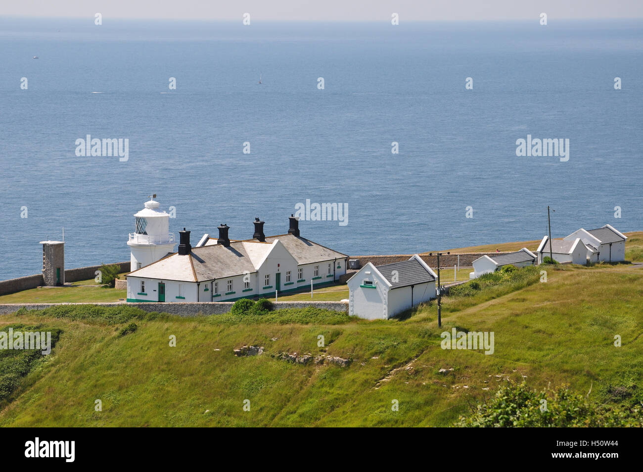 Seascape Ansicht von Anvil Point Lighthouse an der Durlston Country Park, Isle of Purbeck, Dorset, Großbritannien Stockfoto