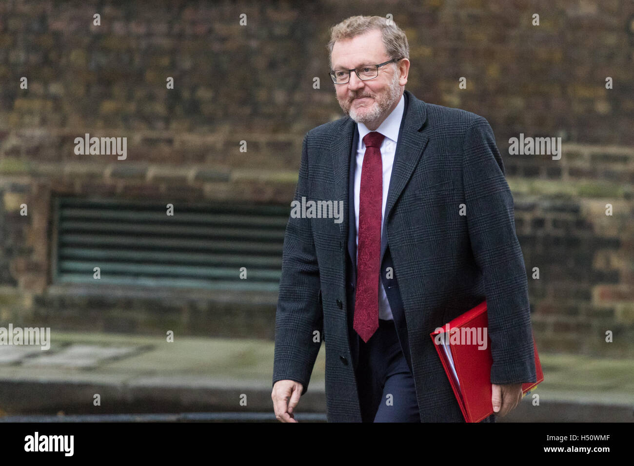 Downing Street, London, 18. Oktober 2016. Schottland Sekretär David Mundell kommt bei der wöchentlichen Kabinettssitzung in 10 Downing Street in London. Bildnachweis: Paul Davey/Alamy Live-Nachrichten Stockfoto