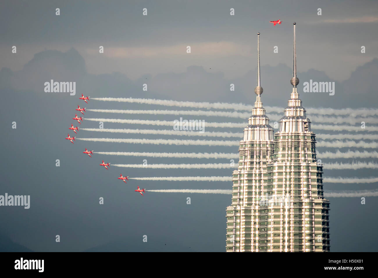 Kuala Lumpur, Malaysia. 18. Oktober 2016. British Royal Air Force Red Arrows in Formation fliegen vorbei KLCC Twin Towers. Bildnachweis: Danny Chan/Alamy Live-Nachrichten. Stockfoto