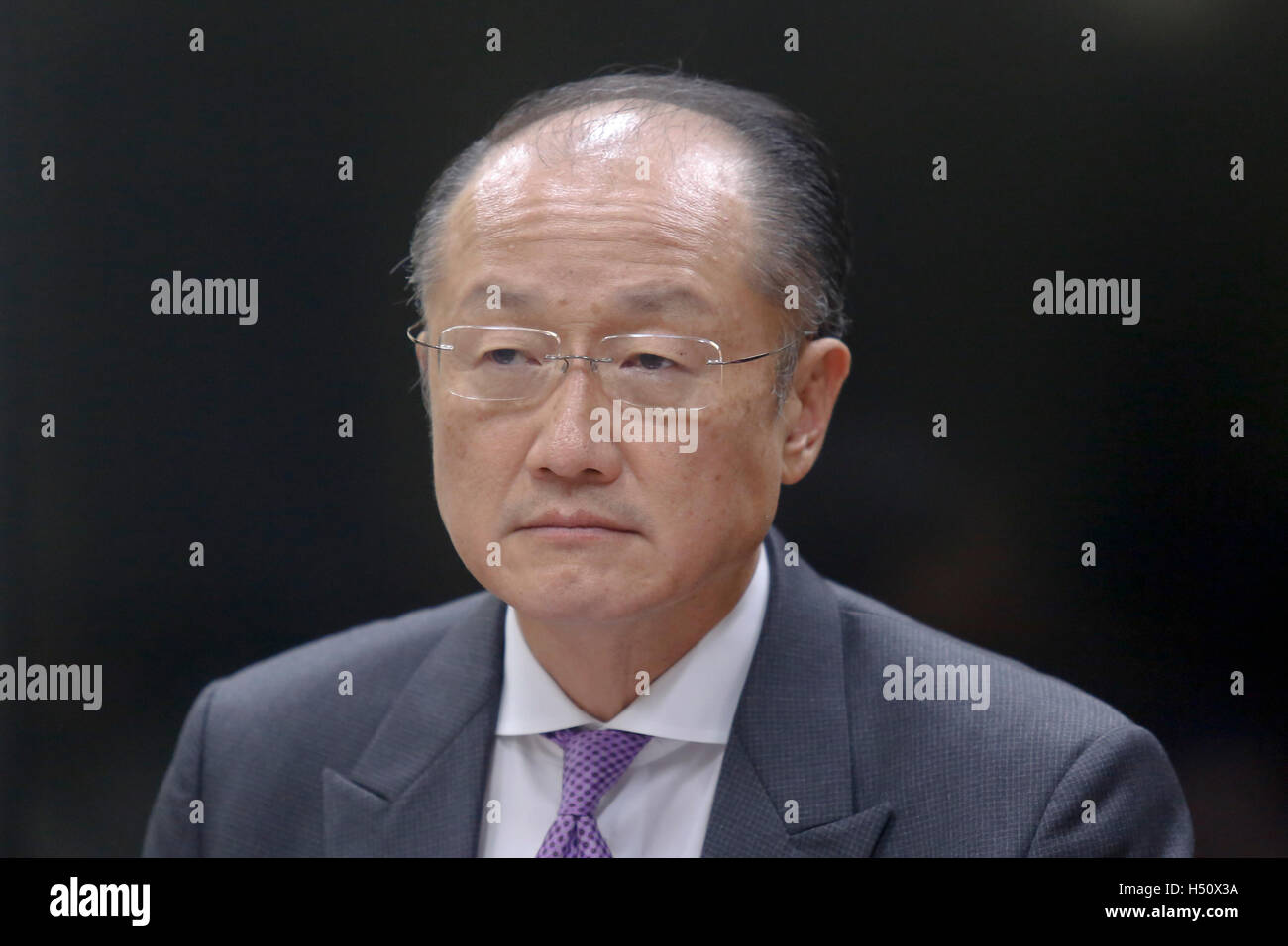 Dhaka, Bangladesch. 18. Oktober 2016. Weltbank-Präsident Jim Yong Kim auf einer Pressekonferenz in Dhaka zum Abschluss seiner zweitägigen Besuch in Bangladesch. Bildnachweis: Muhammad Mostafigur Rahman/Alamy Live-Nachrichten Stockfoto