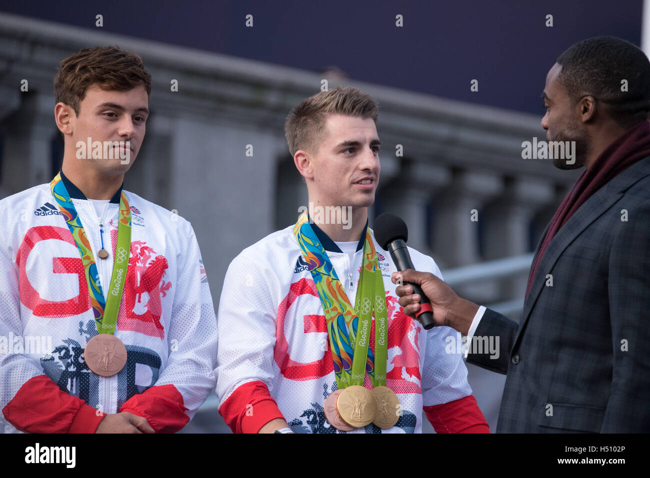 London, 18. Oktober 2016, Tom Daley (Taucher) und Max Whitlock, Turnerin, an das Team GB und Paralympics GB Team London Homecoming Credit: Ian Davidson/Alamy Live News Stockfoto