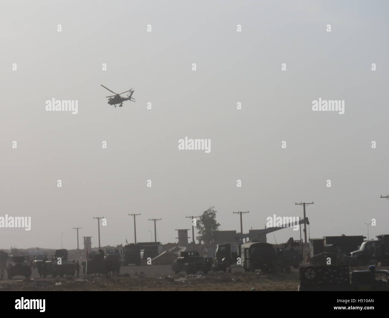 Mosul, Irak. 18. Oktober 2016. Ein Hubschrauber fliegt über die Stadt Qayyarah, südlich von Mosul, Irak, im 18. Oktober 2016. Die irakischen Sicherheitskräfte am Dienstag zurückerobert weitere Dörfer von den militanten islamischen Staat (IS) im Rahmen einer großen Offensive zur Befreiung der Stadt von Mosul, die letzte große IS Festung im Irak, sagte eine Sicherheits-Quelle. Bildnachweis: Jaser Jawad/Xinhua/Alamy Live-Nachrichten Stockfoto
