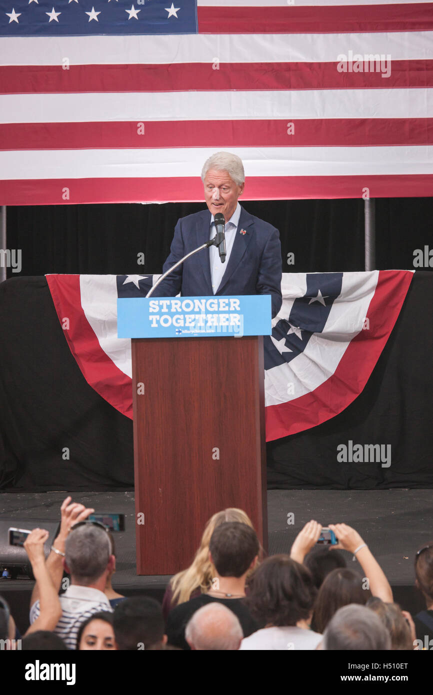 Blue Bell, Pennsylvania, USA. 18. Oktober 2016. Präsident Bill Clinton hält Kampagne Rallye für Hillary Clinton in Blue Bell Montgomery County College. Bildnachweis: Rudy k/Alamy Live News Stockfoto