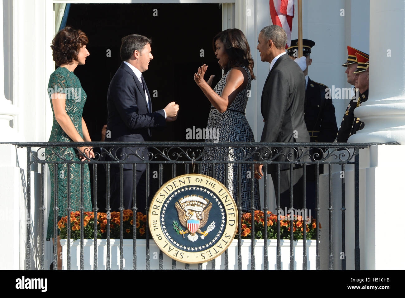 Washington, District Of Columbia, USA. 18. Oktober 2016. 18. Oktober 2016-The White House, Washington DC. Präsident Barack Obama und First Lady Michelle willkommen Premierminister Matteo Renzi Italiens und seiner Frau Frau Agnes Landini ins Weiße Haus für einen feierlichen Ankunft und besichtigen. Obama und Renzi sprechen lassen die Zeremonie. Fotos von:-ImageCatcher News Bildnachweis: Christy Bowe/Globe Fotos/ZUMA Draht/Alamy Live News Stockfoto