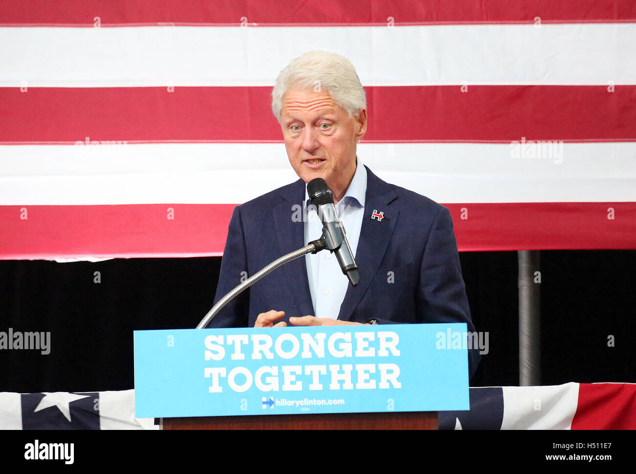 Blue Bell, PA, USA. 18. Oktober 2016. Präsident Bill Clinton im Bild drängen Pennsylvanians, machen Sie einen Plan für Hillary Clinton am 8. November Stimmen und ihre Agenda Aufbau eine Wirtschaft, die funktioniert für jeden, nicht nur diejenigen an der Spitze und ihre Vision für ein Amerika unterstützen, die stärker zusammen am Park Haus Hall Atrium-Montgomery County Community College in Blue Bell, Pennsylvania am 18. Oktober , 2016 Credit: Sterne-Shooter/Medien Punch/Alamy Live-Nachrichten Stockfoto