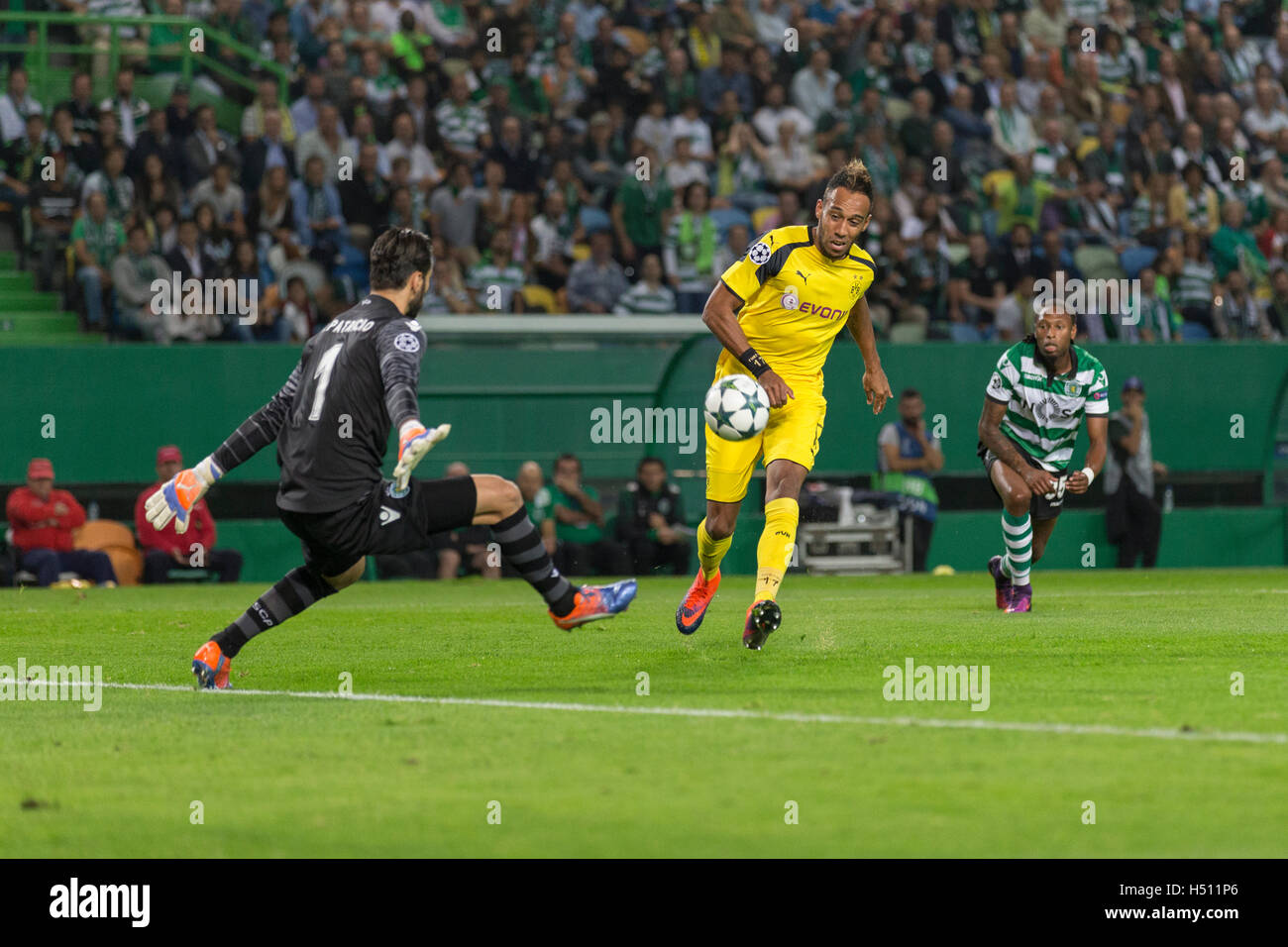Lissabon, Portugal. 18. Oktober 2016. Borussia Dortmunds gabunischen vorwärts Pierre Aubameyang (17) schießen, um ein Tor während des Spiels von der UEFA Champions League, Gruppe B, Sporting CP Vs Borussia Dortmund Credit: Alexandre de Sousa/Alamy Live News Stockfoto