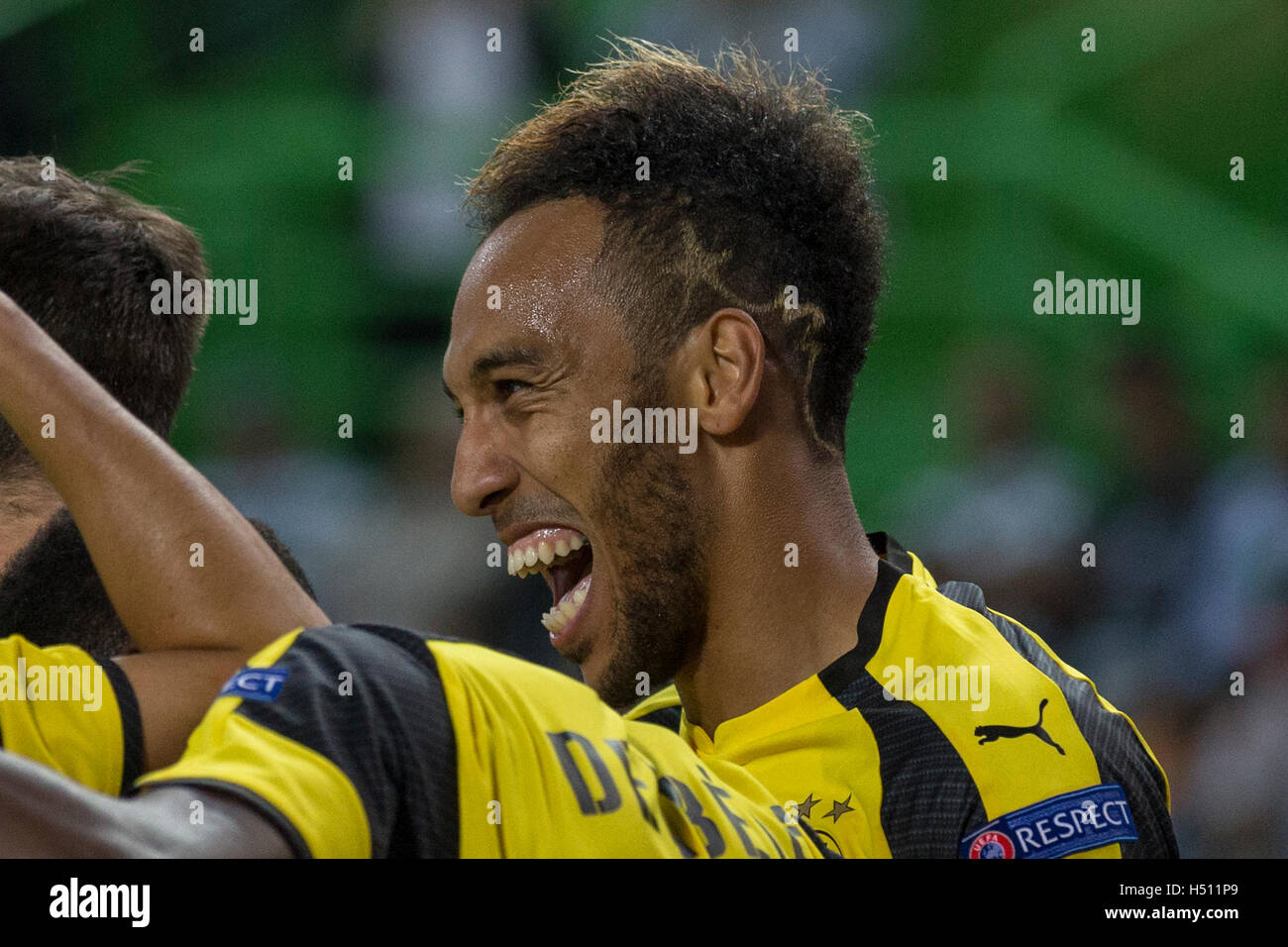 Lissabon, Portugal. 18. Oktober 2016. Borussia Dortmunds gabunischen vorwärts Pierre Aubameyang (17) feiert nach ein Tor während des Spiels von der UEFA Champions League, Gruppe B, Sporting CP Vs Borussia Dortmund Credit: Alexandre de Sousa/Alamy Live News Stockfoto