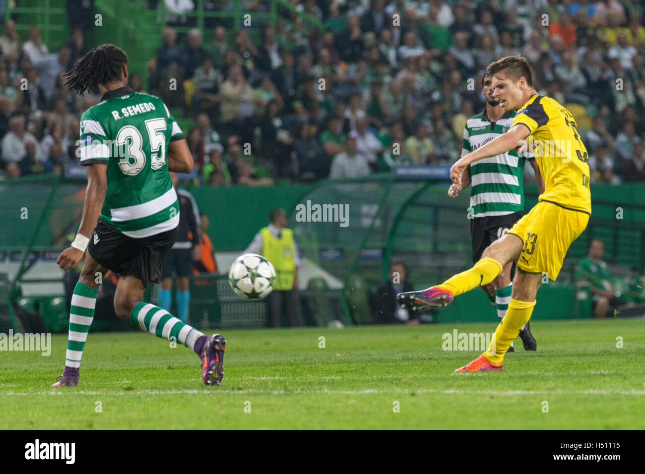 Lissabon, Portugal. 18. Oktober 2016. Borussia Dortmunds deutsche Mittelfeldspieler Julian Weigl (33) schießen, um ein Tor während des Spiels von der UEFA Champions League, Gruppe B, Sporting CP Vs Borussia Dortmund Credit: Alexandre de Sousa/Alamy Live News Stockfoto