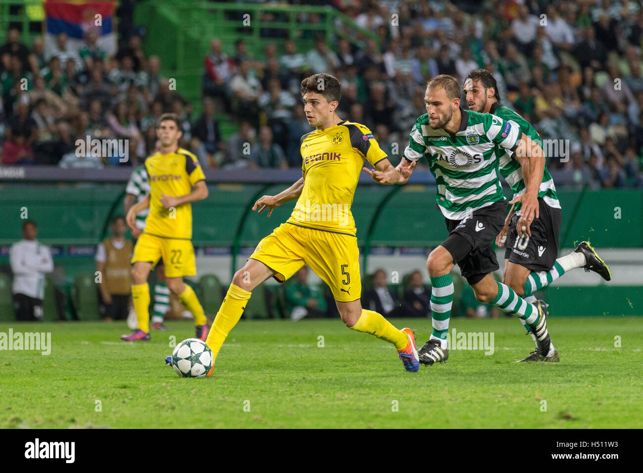 Lissabon, Portugal. 18. Oktober 2016. Borussia Dortmunds spanischen Verteidiger Marc Bartra (5) während des Spiels von der UEFA Champions League, Gruppe B, Sporting CP Vs Borussia Dortmund Credit: Alexandre de Sousa/Alamy Live News Stockfoto