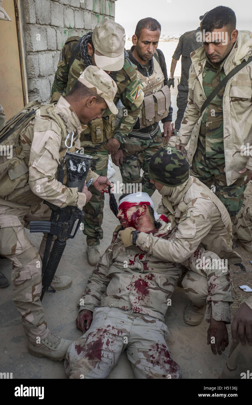 Gwer, Irak. 18. Oktober 2016. Irakische Armee verwundete Soldat von einer Daesh-Scharfschützen-Kugel in der Nähe von Gwer, einer Stadt südöstlich von Mosul getroffen. Bildnachweis: Bertalan Feher/ZUMA Draht/Alamy Live-Nachrichten Stockfoto