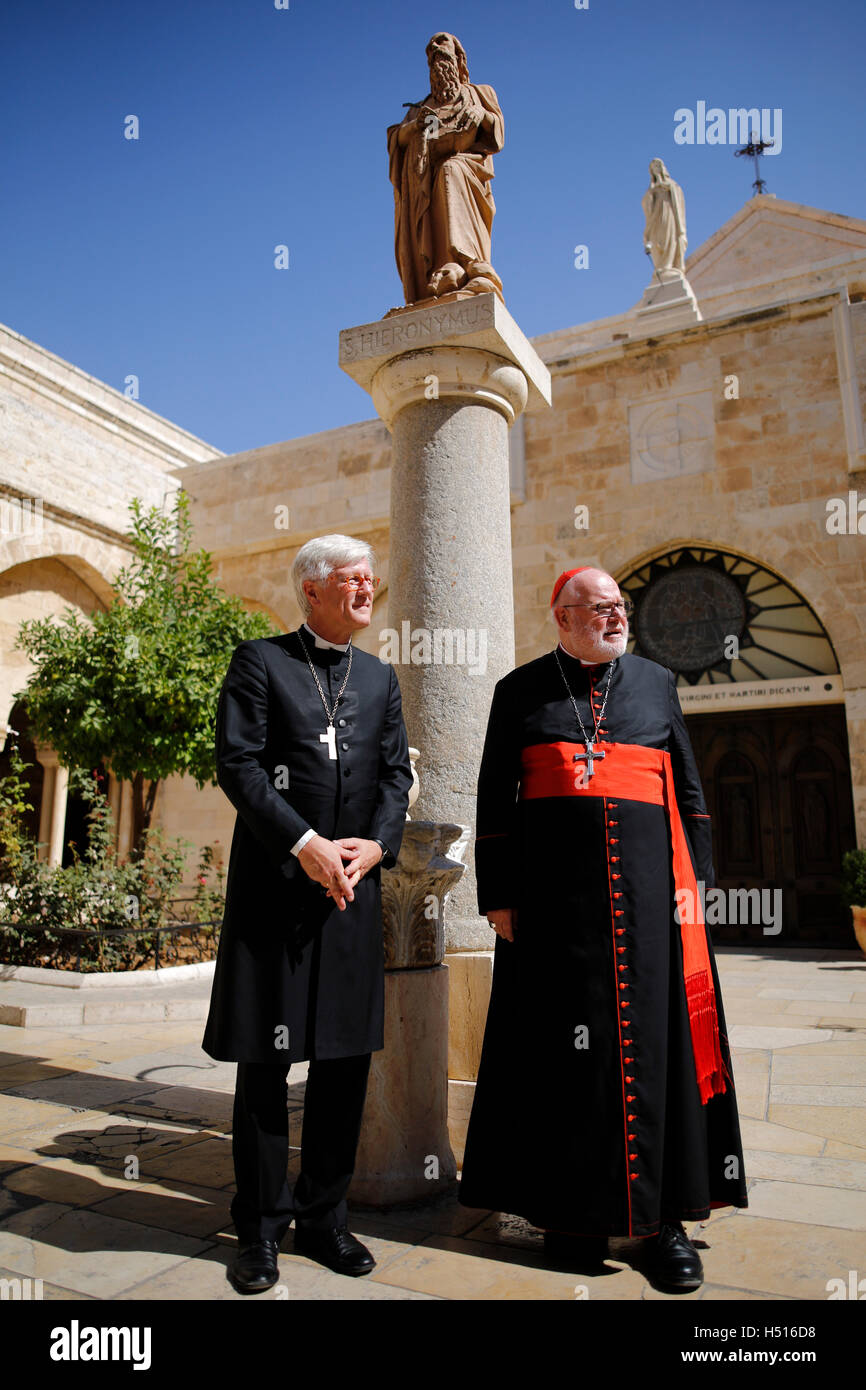 Bethlehem, Palästina. 19. Oktober 2016. Heinrich Bedford-Strohm (R), Bischof der Evangelisch-Lutheranian Kirche in Bayern und Präsident des Rates der evangelischen Kirche in Deutschland und Kardinal Reinhard Marx (L), Erzbischof von München und Freising und Vorsitzender der Deutschen Bischofskonferenz Besuch der Geburtskirche in Bethlehem, Palästina, 19. Oktober 2016. Evangelische und katholische Bischöfe aus Deutschland sind auf einer gemeinsamen Pilgerreise in das Heilige Land bis 22. Oktober 2016. Foto: Corinna Kern/Dpa/Alamy Live News Stockfoto