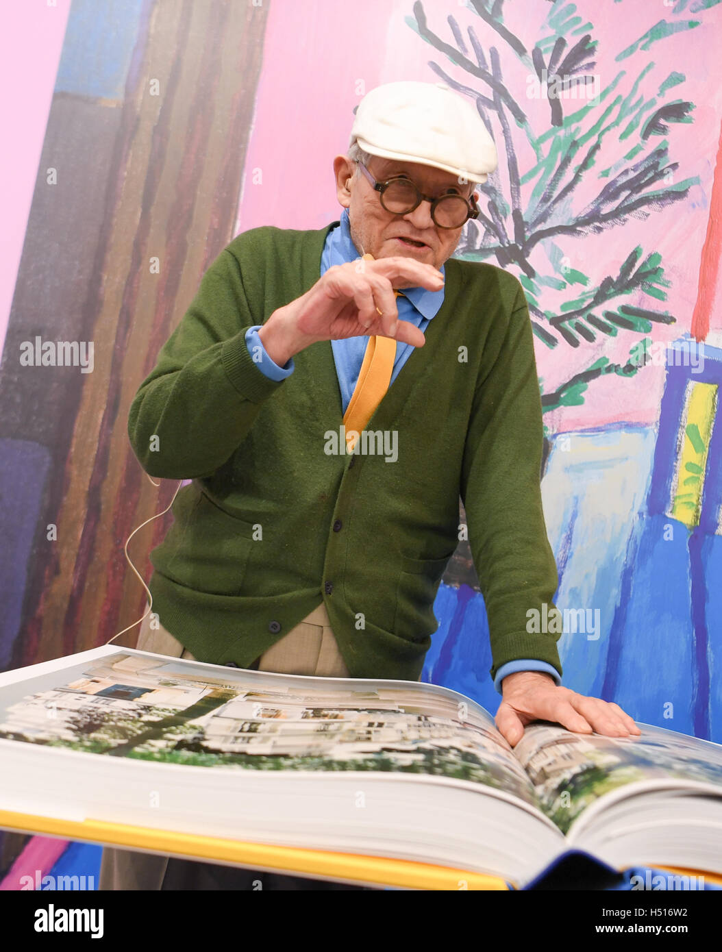 Frankfurt am Main, Deutschland. 19. Oktober 2016. Der britische Künstler David Hockney präsentiert seine großformatigen Buch "SUMO - ein größeres Buch" auf dem Stand von Taschen Verlag auf der Buchmesse in Frankfurt am Main, 19. Oktober 2016. Foto: Arne Dedert/Dpa/Alamy Live-Nachrichten Stockfoto