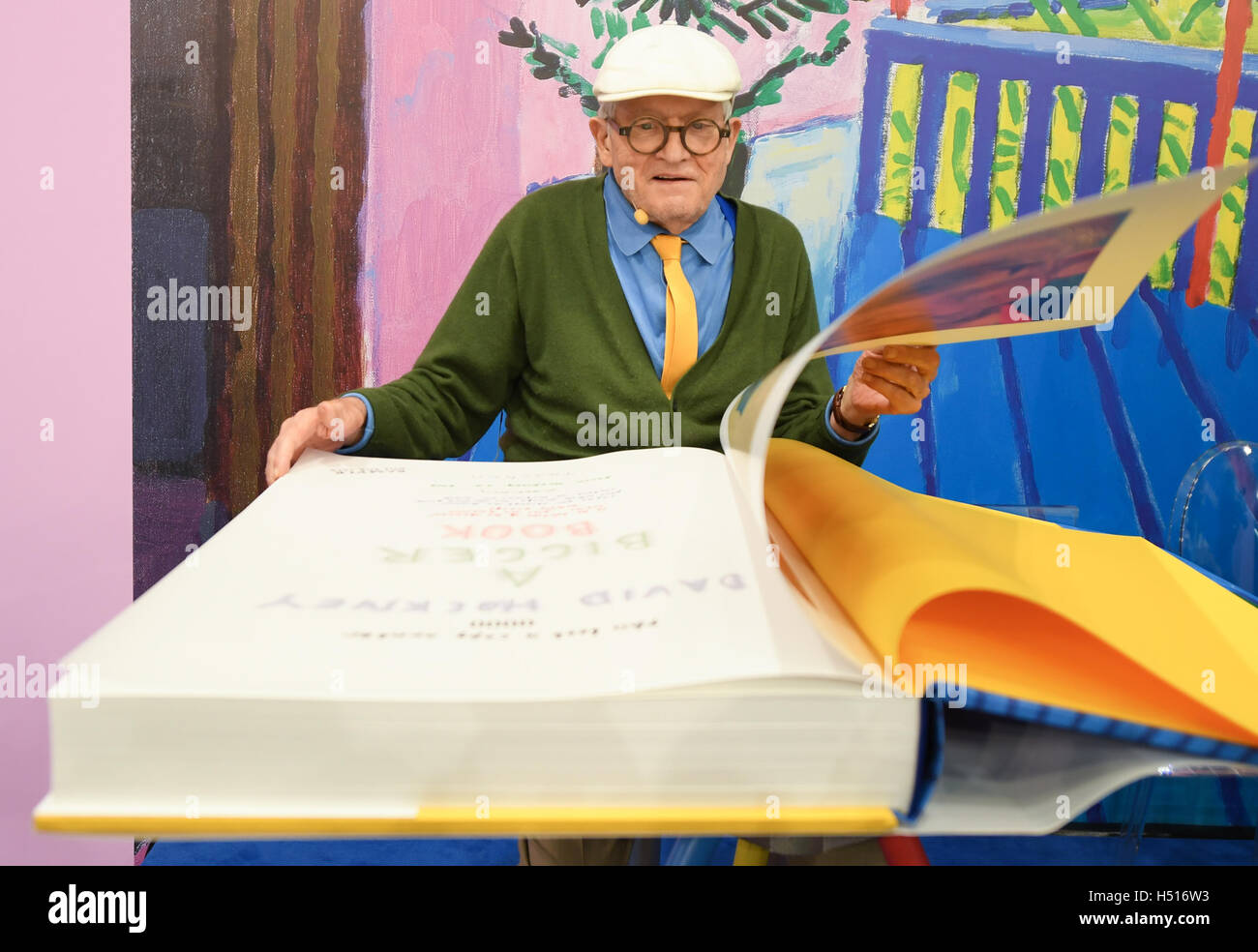 Frankfurt am Main, Deutschland. 19. Oktober 2016. Der britische Künstler  David Hockney präsentiert seine großformatigen Buch "SUMO - ein größeres  Buch" auf dem Stand von Taschen Verlag auf der Buchmesse in Frankfurt