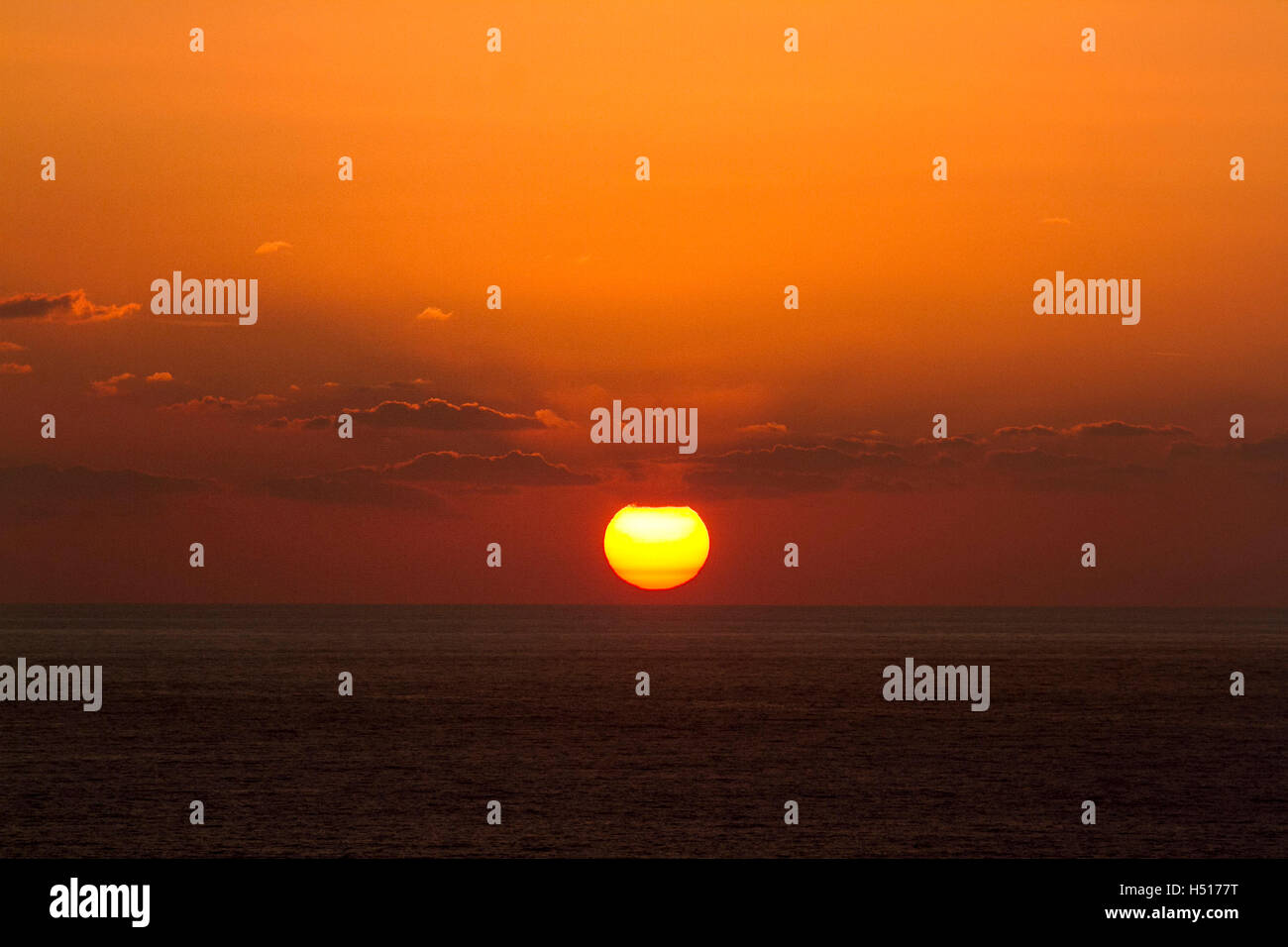 Beirut, Libanon. 19. Oktober 2016. Sonnenuntergang über dem Mittelmeer in Beirut Credit: Amer Ghazzal/Alamy Live-Nachrichten Stockfoto