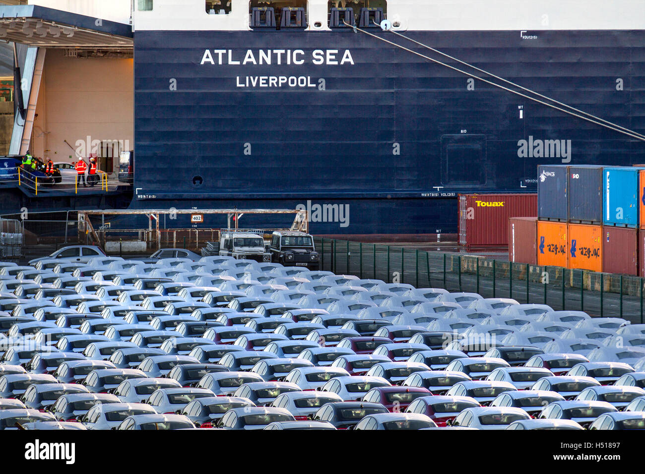 Autos warten auf Verladung am Dock britische Autoexporte in Liverpool, Merseyside, Großbritannien Oktober 2016. Das neue Atlantic Container Line (ACL)-Schiff Atlantic Sea kommt in Seaforth an, wo in der Dämmerung Kränen unter Wraps ein- und ausladen. Das Schiff ist eines von fünf neuen Containerschiffen, die die Kapazität von ACL verdoppeln werden, um Autos und Container aus dem Vereinigten Königreich und Europa über den Atlantik zu transportieren. Die Container Roll-On/Roll-Off Schiffe sind die größten und fortschrittlichsten Schiffe ihrer Art weltweit. Die Prinzessin Royal wird das neue Schiff ‘Atlantic Sea’ taufen Stockfoto