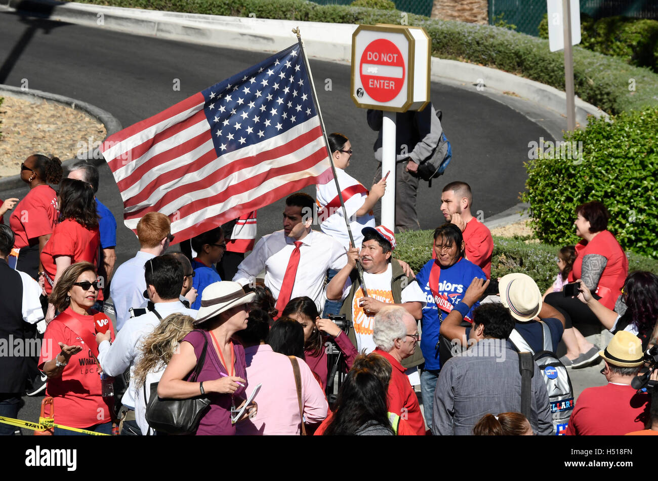 Las Vegas, Nevada, USA. 19. Oktober 2016. Anti-Trump Demonstranten Rallye vor Mauer der Trump International Hotel Mittwoch als Demonstranten eine von Taco Trucks vor dem Hotel. Die dritte und letzte Debatte findet Mittwoch Las Vegas Nevada Universität statt. © Gen Blevins/ZUMA Draht/Alamy Live-Nachrichten Stockfoto